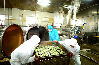 生產(chǎn)金槍魚罐頭(通訊員 楊志禮 攝)